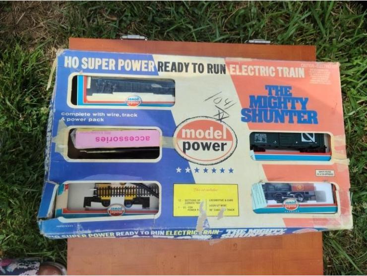 HO Scale Model Power 'The Mighty Shunter' Train Set