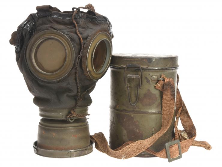 Imperial German M1917 Lederschutzmaske Gas Mask And Carrier