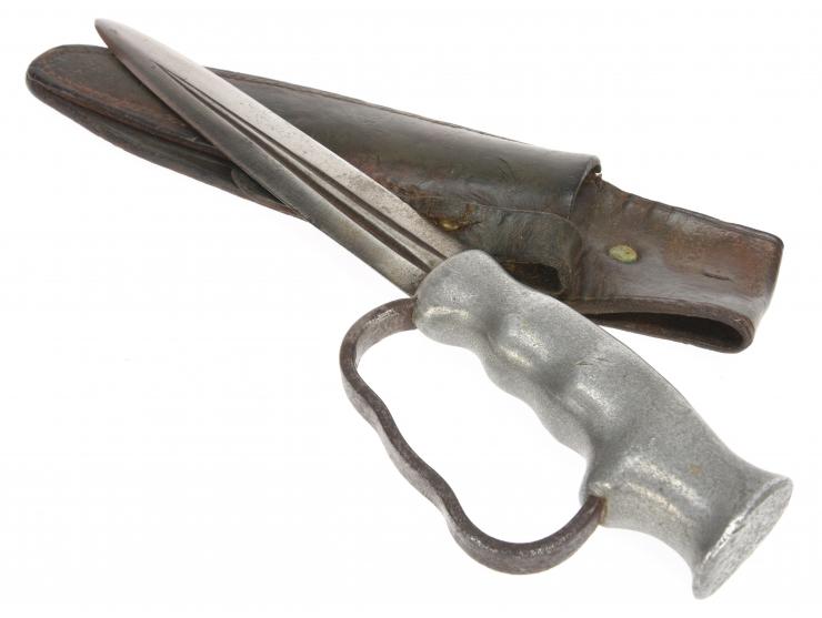 British WWI Robbins & Company of Dudley 3 Finger Knuckle Knife