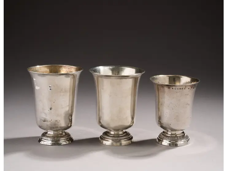 Ensemble de trois timbales en argent de forme tulipe reposant sur un pied ciselé de godrons.