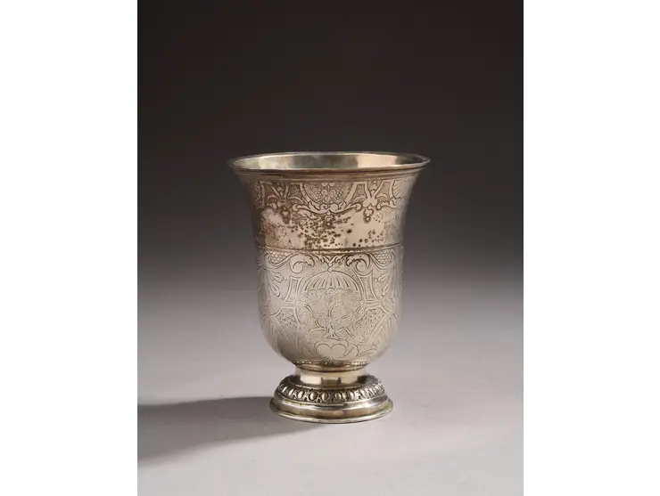 Timbale en argent de forme tulipe reposant sur un piédouche ciselé d’oves et de miroirs.