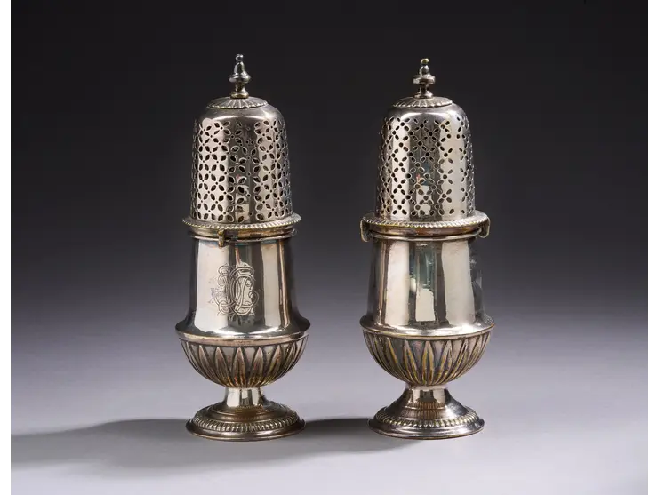 Deux saupoudoirs formant paire en métal argenté de forme balustre.