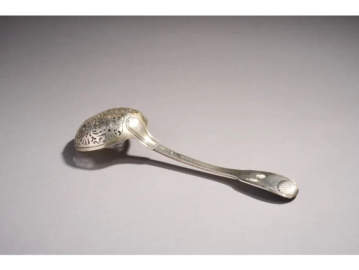 Cuillère à saupoudrer en argent du modèle double filets coquille.