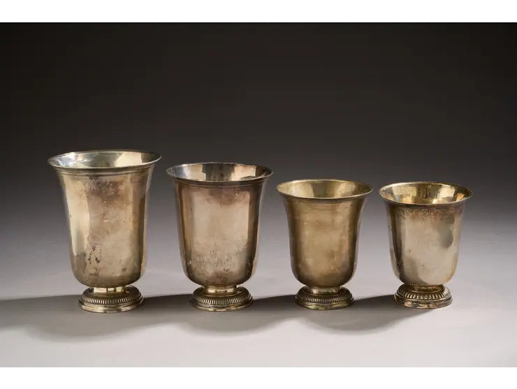 Ensemble de quatre timbales en argent de forme tulipe reposant sur un pied ciselé de godrons, le corps uni, ciselé de filets sous le buvant.