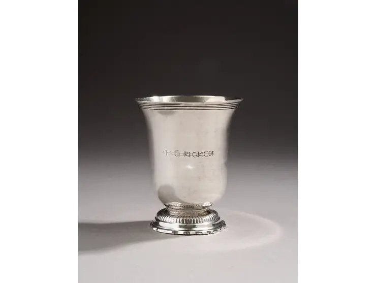 Timbale en argent de forme tulipe reposant sur un pied à contours ciselé de godrons.