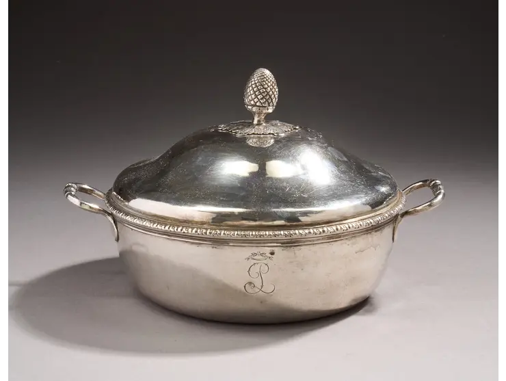 Bouillon couvert en argent de forme circulaire, le corps uni, les anses à feuilles de refends.