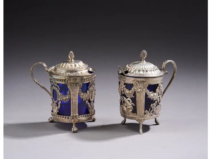 Ensemble de deux moutardiers en argent, les intérieurs en verre bleu.