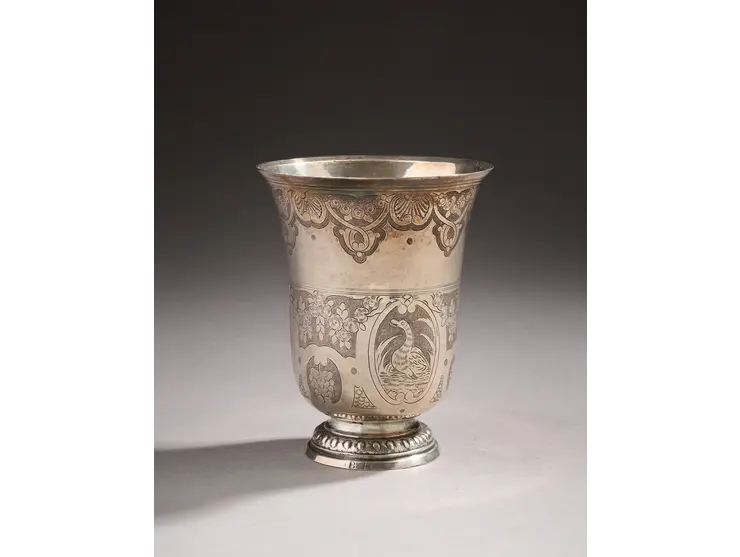 Timbale en argent de forme tulipe reposant sur un piédouche ciselé d’oves et de miroirs.