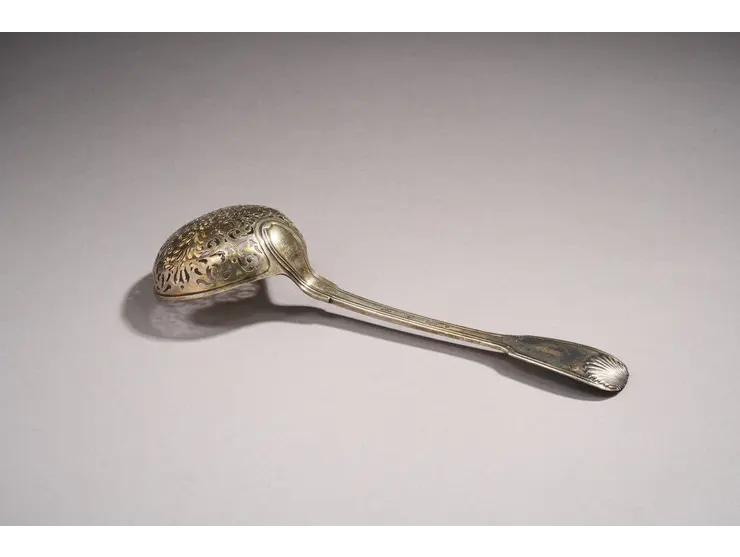Cuillère à saupoudrer en argent du modèle double filets coquille.