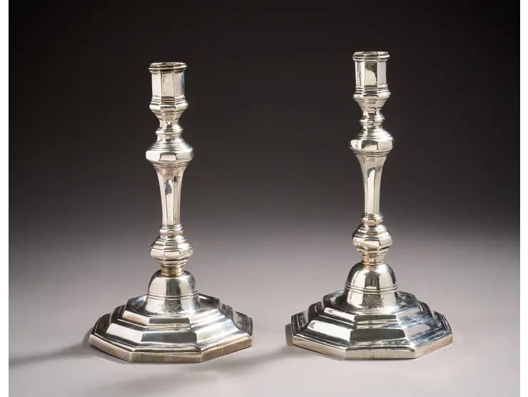 Paire de flambeaux en argent du modèle à huit pans se répétant sur la base, le fut et le binet.