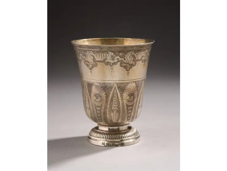 Timbale en argent de forme tulipe reposant sur un piédouche mouluré et ciselé d’une frise de godrons.