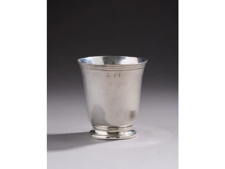 Timbale en argent de forme tulipe, reposant sur piédouche mouluré de filets.
