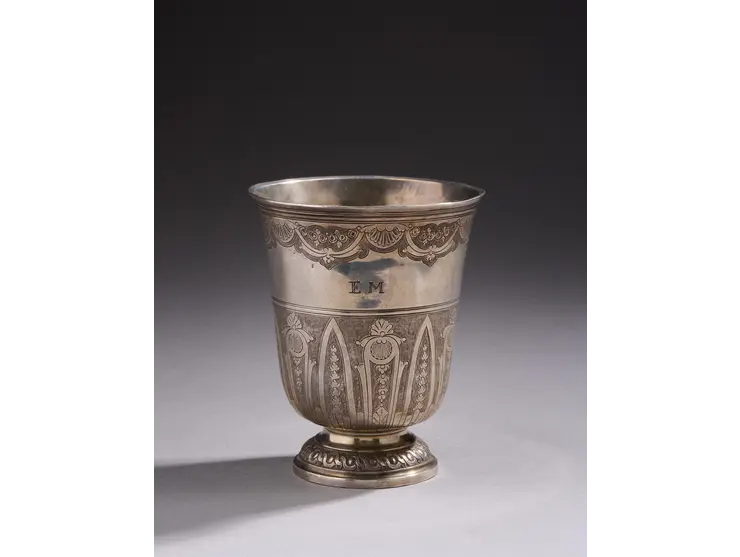 Timbale en argent de forme tulipe reposant sur une piédouche mouluré et ciselé d’une frise d’oves et de miroirs.