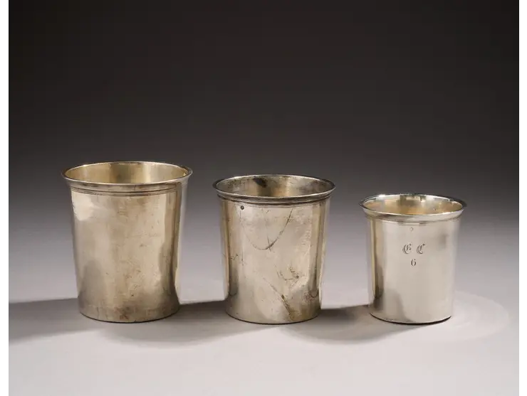 Ensemble de trois timbales en argent 1er titre (950 millièmes), dites timbales d’officier.
