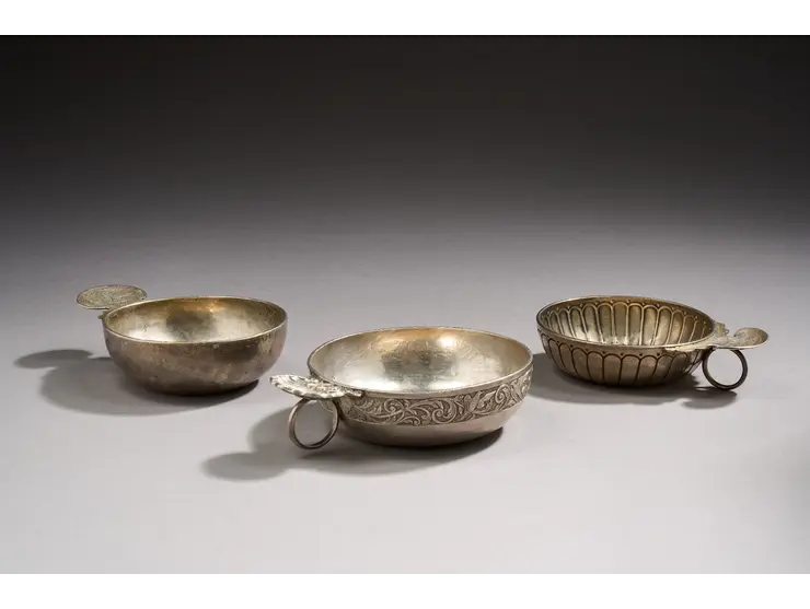 Lot de trois tasses à vin en argent.