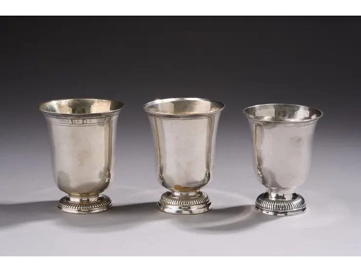 Ensemble de trois timbales en argent de forme tulipe reposant sur un pied ciselé de godrons.