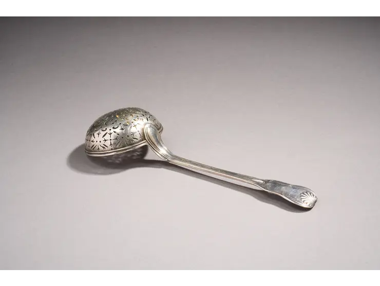 Cuillère à saupoudrer en argent du modèle violon double filets coquille.