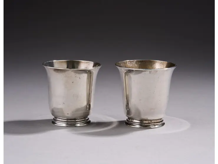 Ensemble de deux gobelets formant paire en argent reposant sur une petite bâte moulurée.