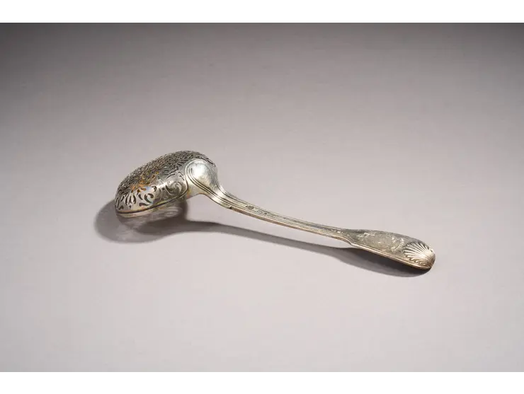 Cuillère à saupoudrer en argent du modèle double filets coquille.