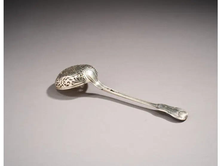 Cuillère à saupoudrer en argent du modèle violon double filets coquille.