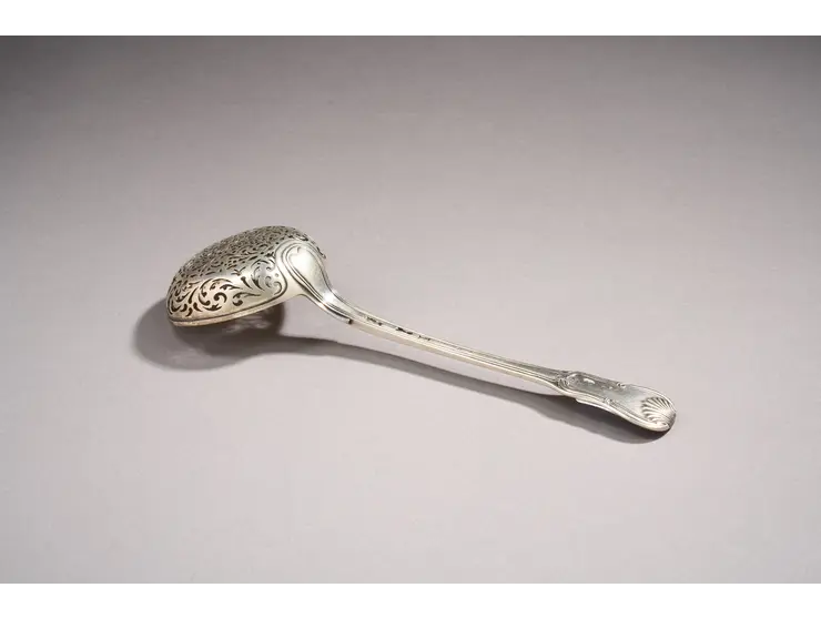 Cuillère à saupoudrer en argent du modèle violon double filets coquille.