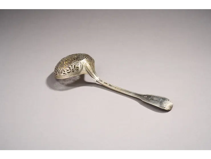 Cuillère à saupoudrer en argent du modèle double filets coquille.