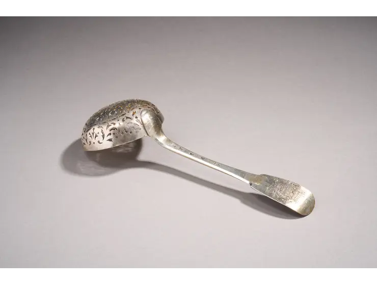 Cuillère à saupoudrer en argent du modèle uni plat.