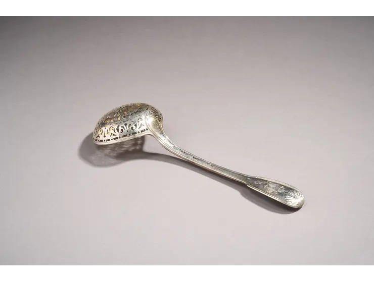 Cuillère à saupoudrer en argent du modèle double filets coquille.