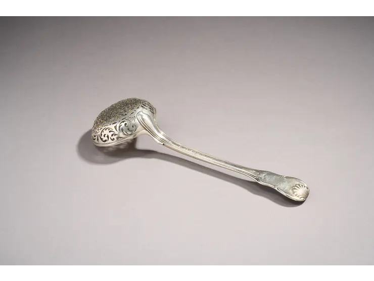 Cuillère à saupoudrer en argent du modèle violon double filets coquille.