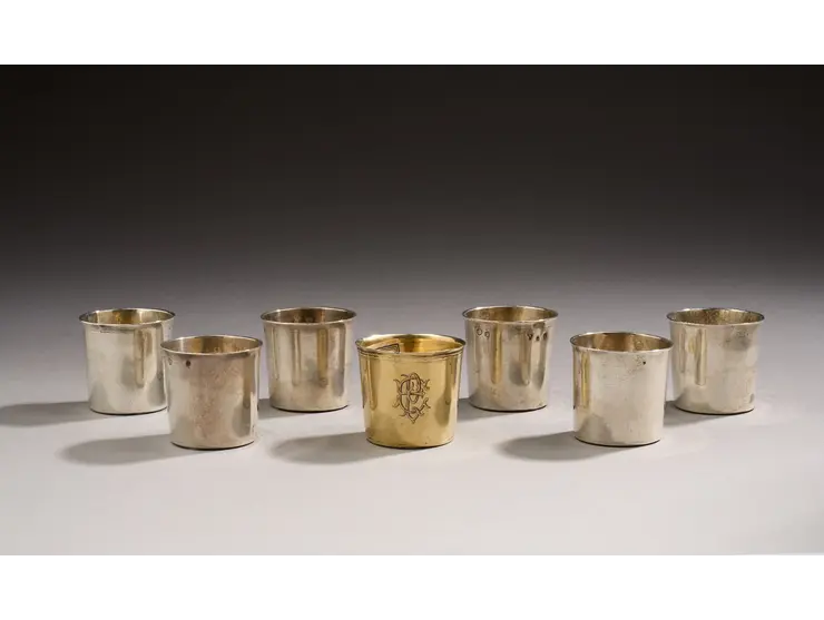 Suite de six gobelets à liqueur en argent.