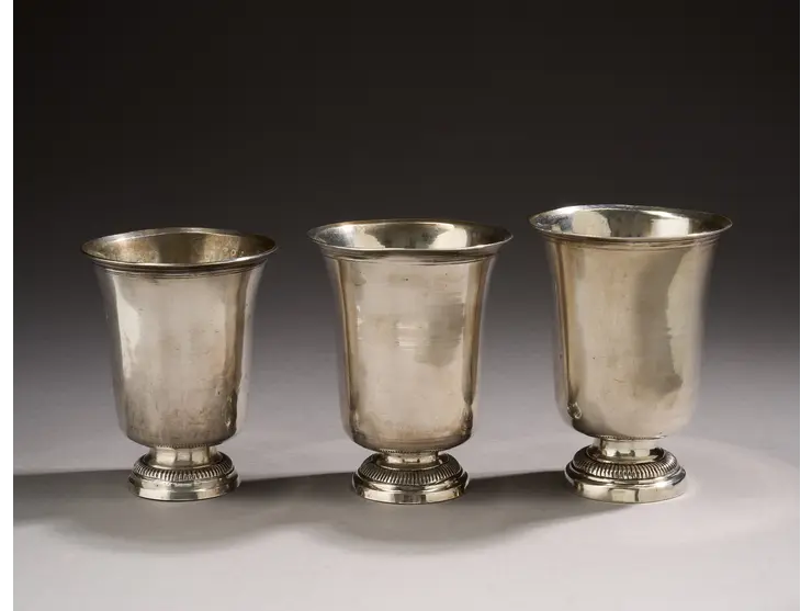 Ensemble de trois timbales en argent 1er titre (950°/°°) de forme tulipe.