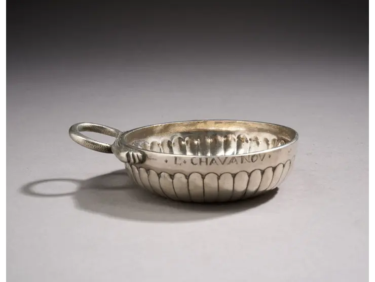 Une tasse à vin en argent à décor de godrons, la prise en serpent.
