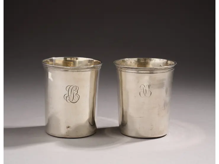 Ensemble de deux timbales en argent premier titre (950°/°°) de forme droite, le buvant souligné de filets.