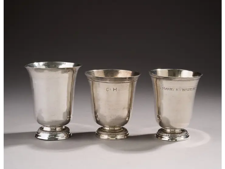 Ensemble de trois timbales en argent de forme tulipe.