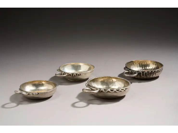 Lot de quatre tasses à vin en argent.