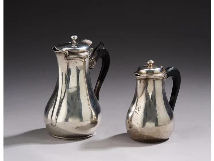 Ensemble de deux verseuses en argent marabouts de forme balustre, les manches en console et en bois noirci.