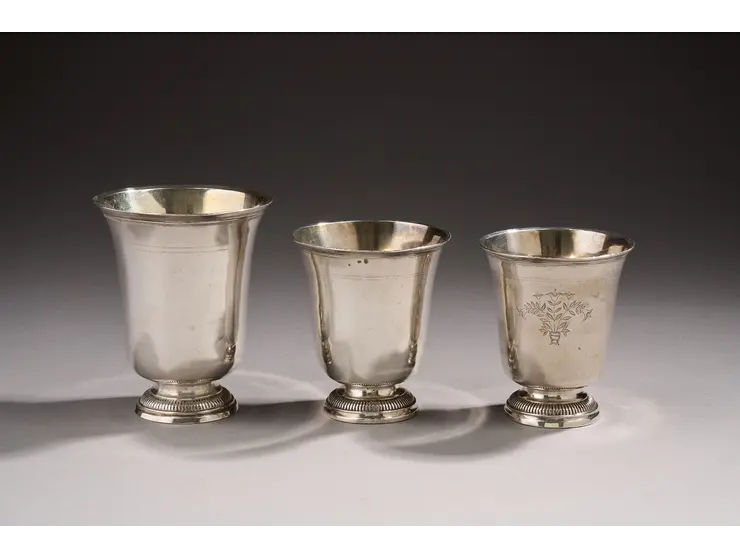 Ensemble de trois timbales en argent de forme tulipe.