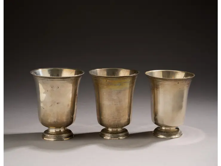 Ensemble de trois timbales en argent de forme tulipe.