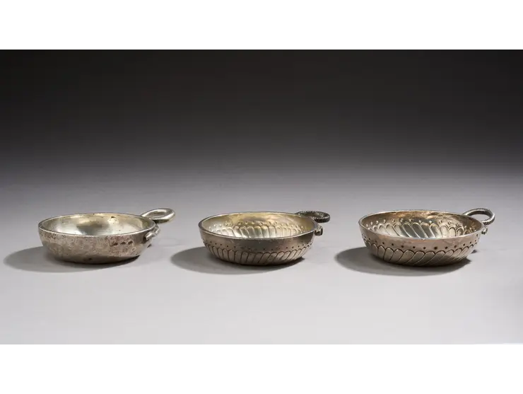 Lot de trois tasses à vin en argent.