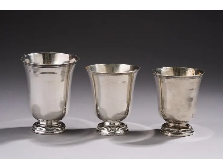 Ensemble de trois timbales en argent de forme tulipe.