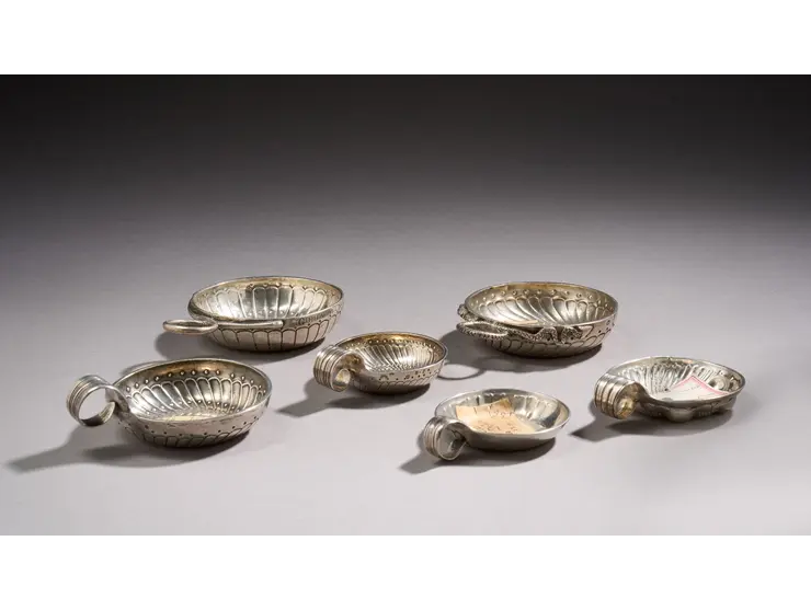 Ensemble de six tasses à vin en argent à décor de godrons et de points.