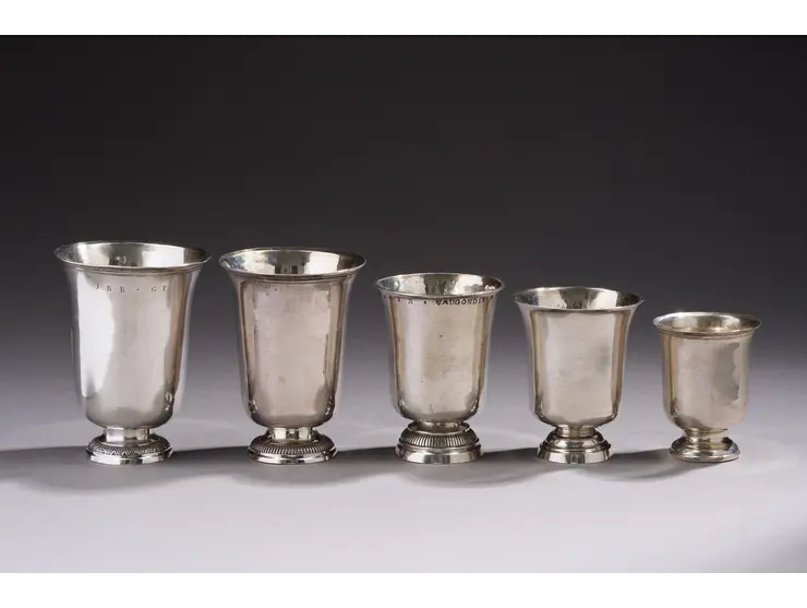 Ensemble de cinq timbales en argent (950°/°°) de forme tulipe, les corps unis et chiffrés.