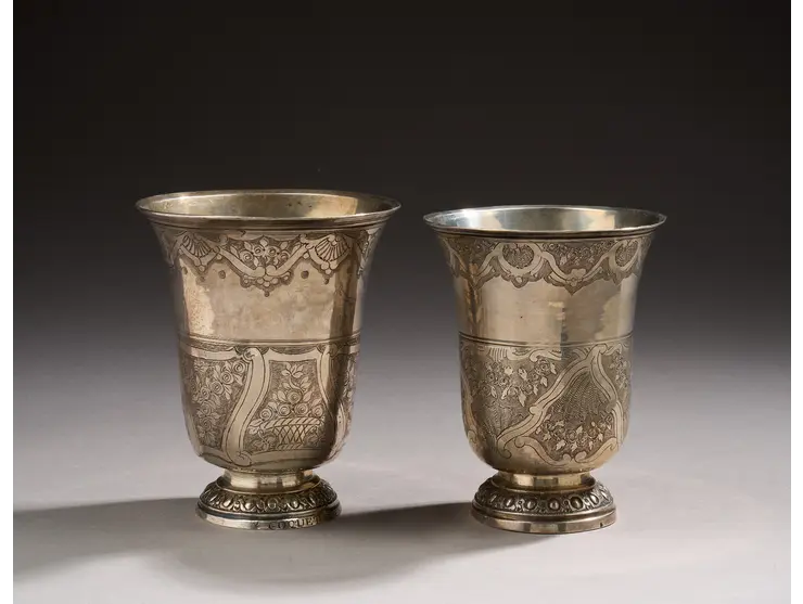Ensemble de deux timbales en argent de forme tulipe.