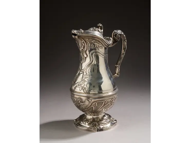 Aiguière en argent de forme balustre.
