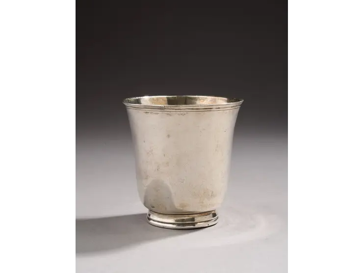 Gobelet en argent de forme tulipe reposant sur une petite bâte moulurée.