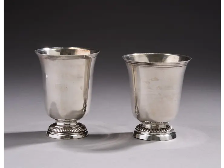 Ensemble de deux timbales en argent de forme tulipe.
