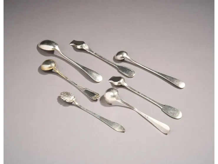Lot de deux pelles à sel et deux cuillères à moutarde en argent.