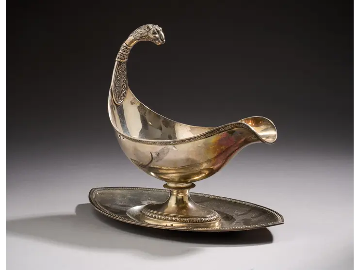 Saucière et son plateau en argent premier titre (950°/°°) de forme ovale, le plateau de forme navette.