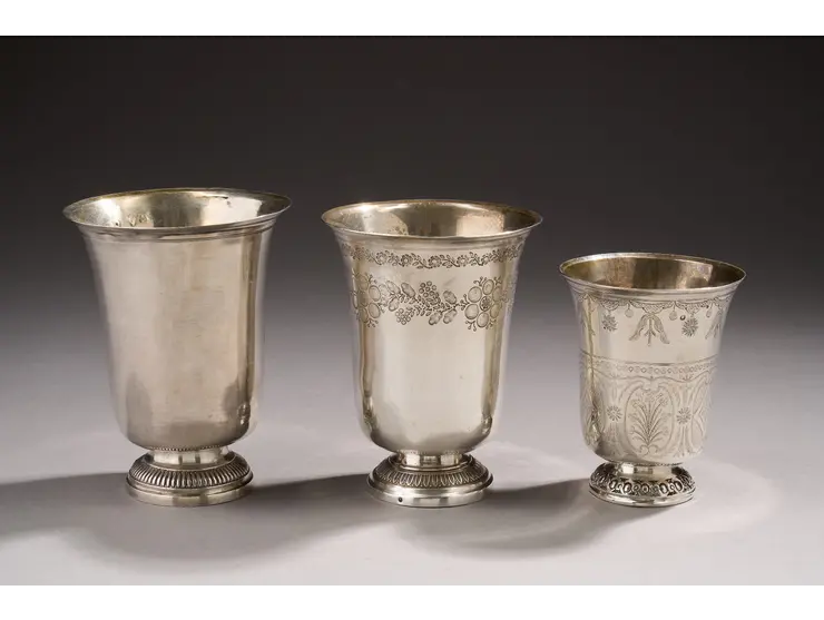 Ensemble de trois timbales de forme tulipe en argent premier titre (950°/°°).