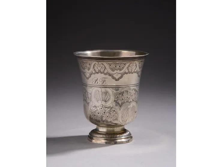 Timbale en argent de forme tulipe reposant sur un piédouche godronné.